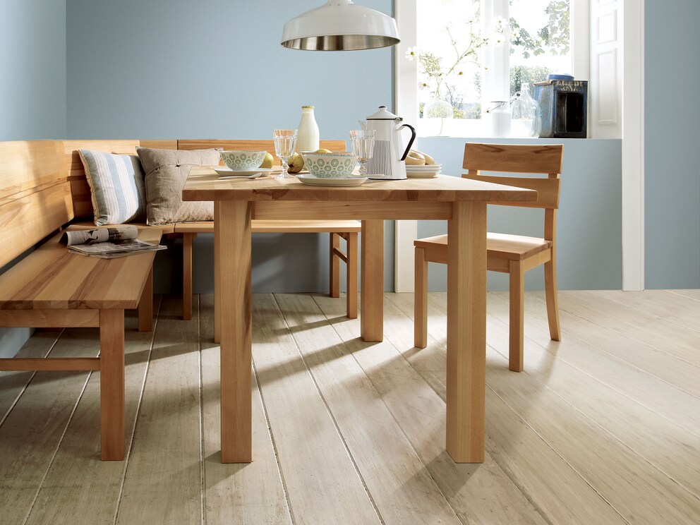 De tafelpoten zijn sterk ingekeept voor comfortabel doorschuiven op de hoekbank