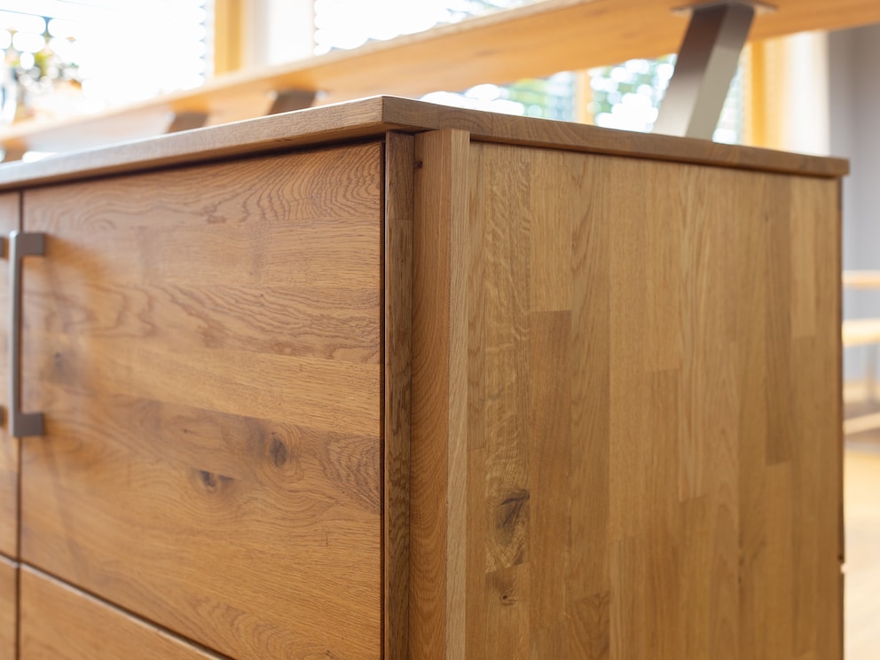 Le panneau d'angle est simplement vissé au module depuis l'intérieur.