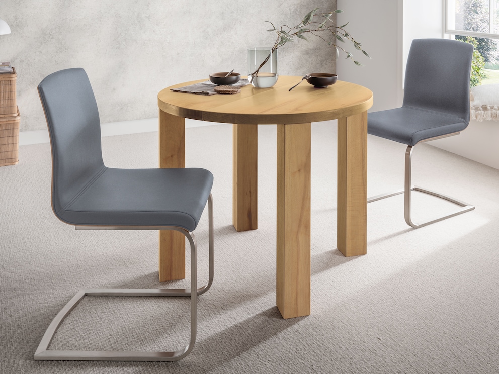 De ronde versie past ook in kleine eetkamers, hier in kernbeuken