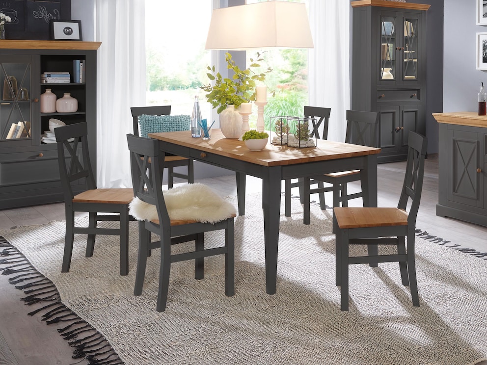 Molina stoel en tafel voor uw eetgroep in landhuisstijl - hier afgebeeld in een verfijnde antracietkleur.