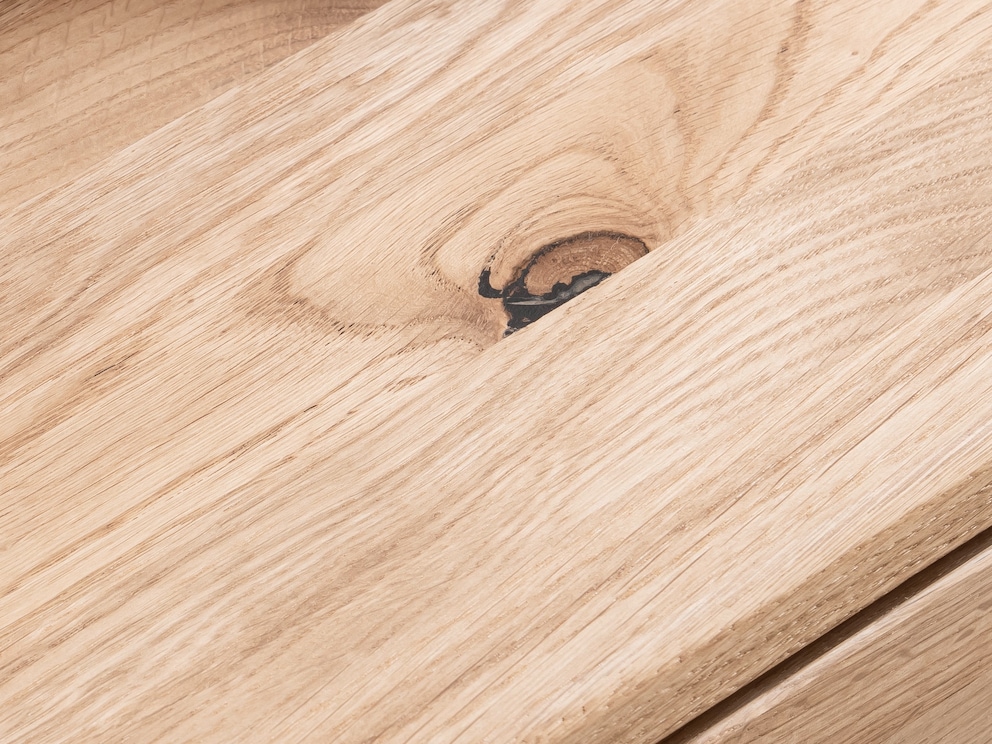 Le grain fascinant du chêne sauvage est mis en valeur avec élégance