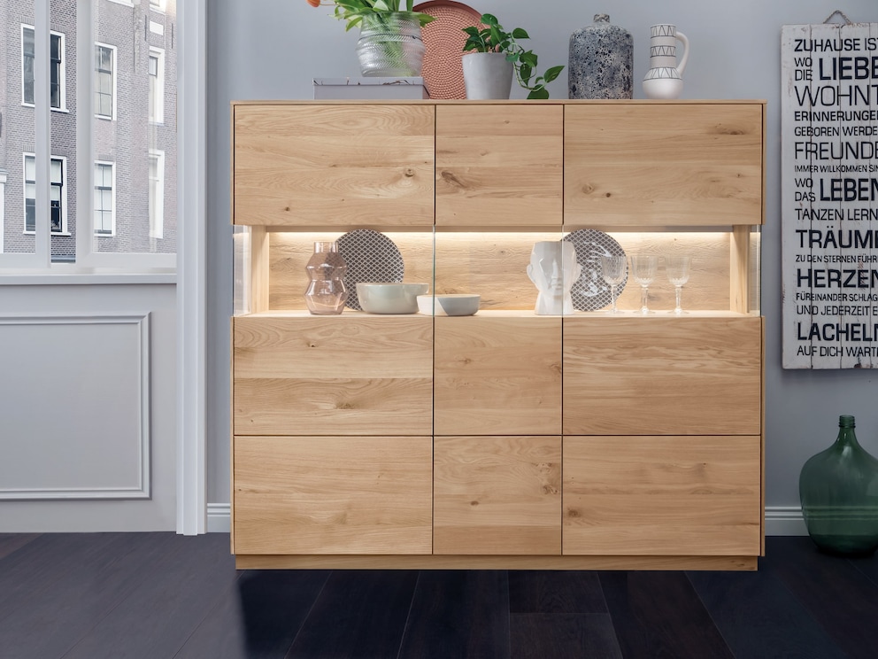 Ein echtes Design-Juwel: das beleuchtete Highboard Vasado, hier in Variante 05