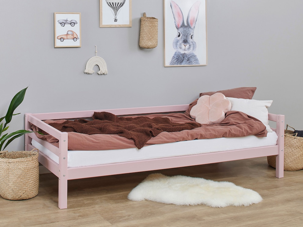 Het roze kinderbedje zorgt voor geborgenheid en liefdevolle warmte