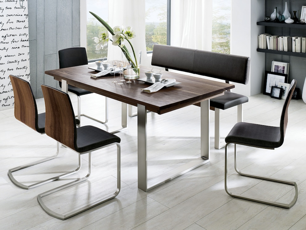 Mercedo tafel en bank in combinatie met Auricia stoel - beide in notelaar