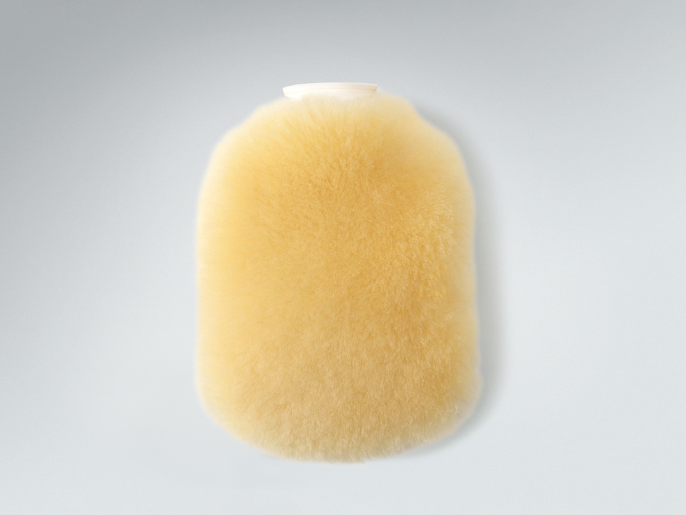 De donzige tijk van echte lamsvacht is wasbaar dankzij de chroomvrije Reluganlooiing