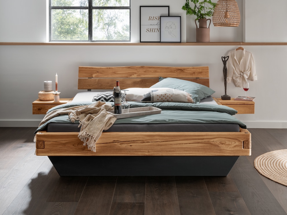 Ici le lit avec soubassement en bois, celui-ci peut être complété en option par 1 ou 2 tiroirs