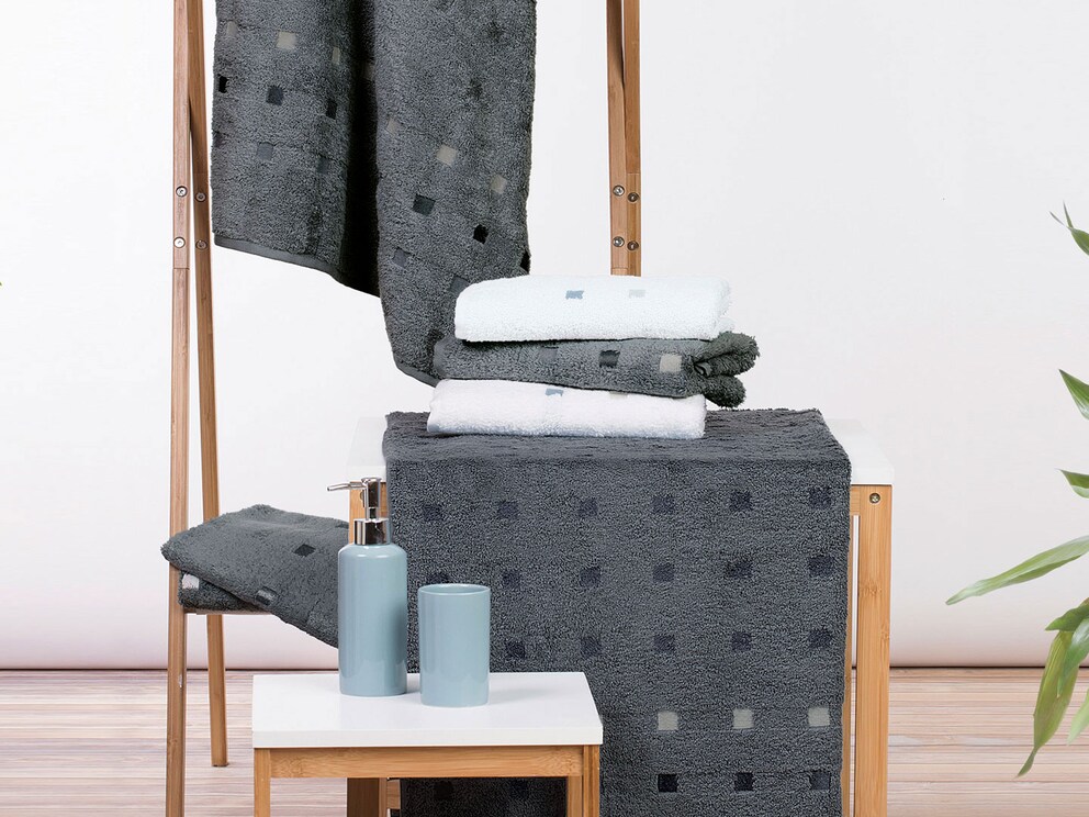 Hemelszachte douchehanddoek in duurzame materiaalmix