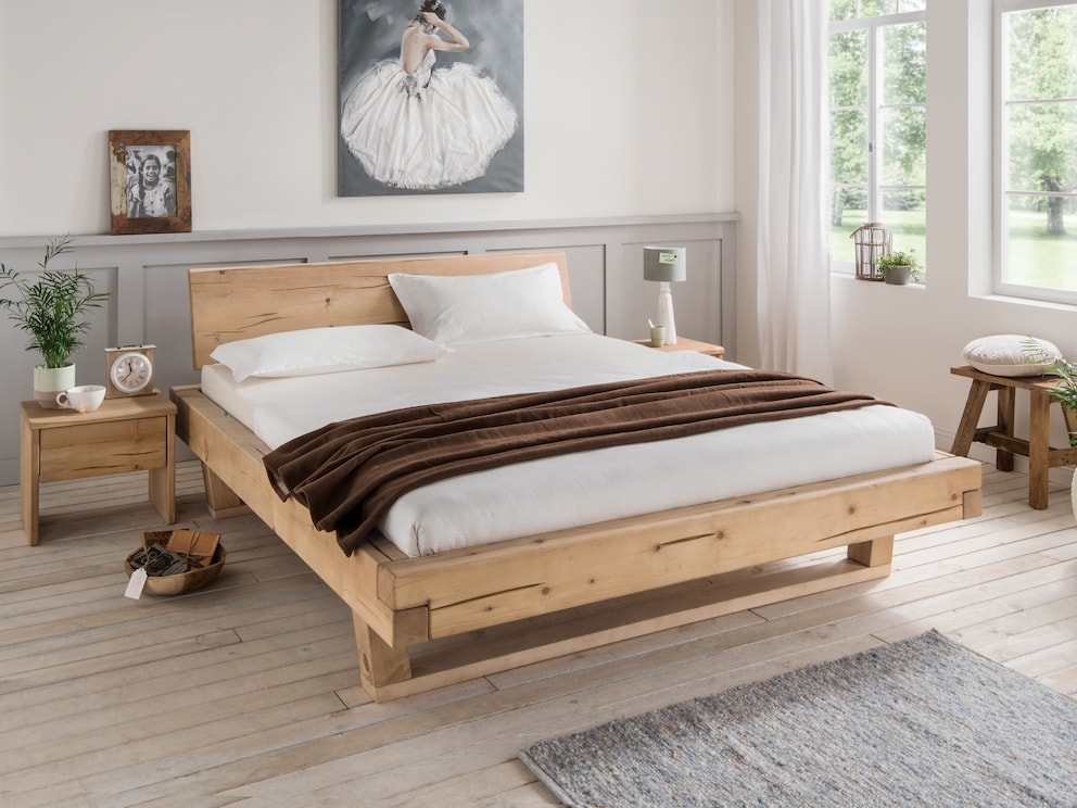 Lit à poutres « Tegora » en épicéa avec fissures de croissance intégrées et raccords d'angle marqués