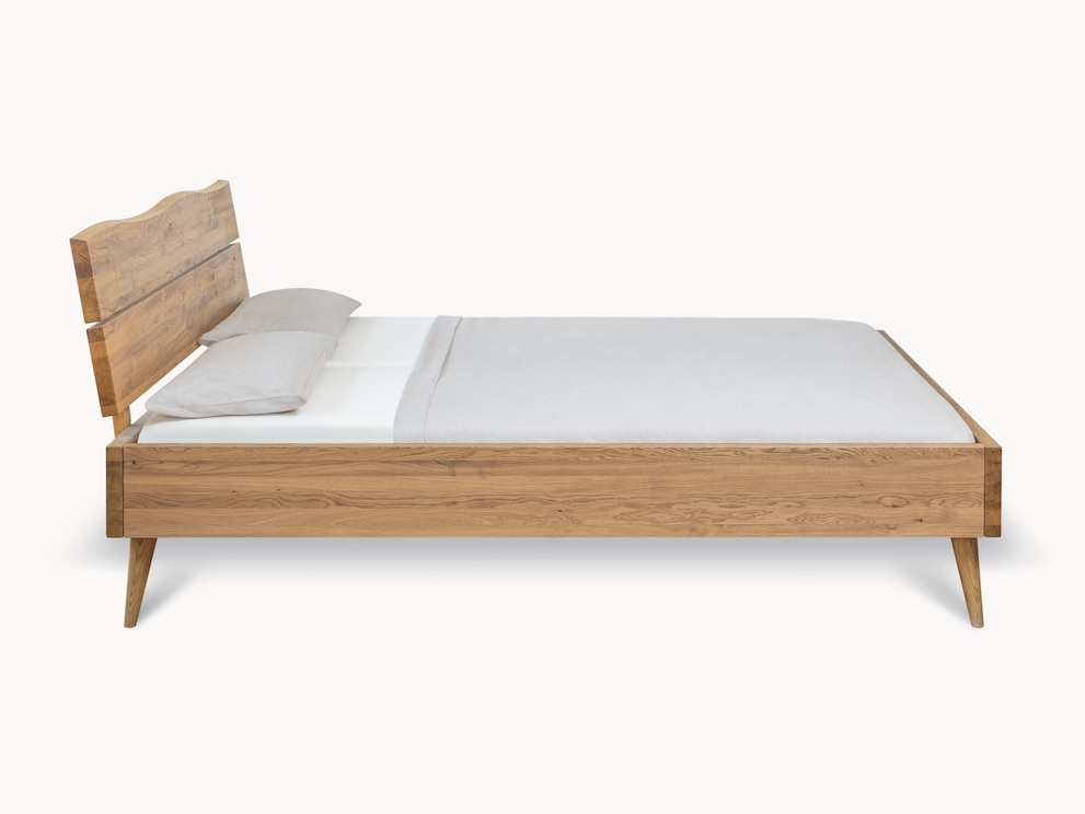 Zijaanzicht van het Valldo bed in wild eiken