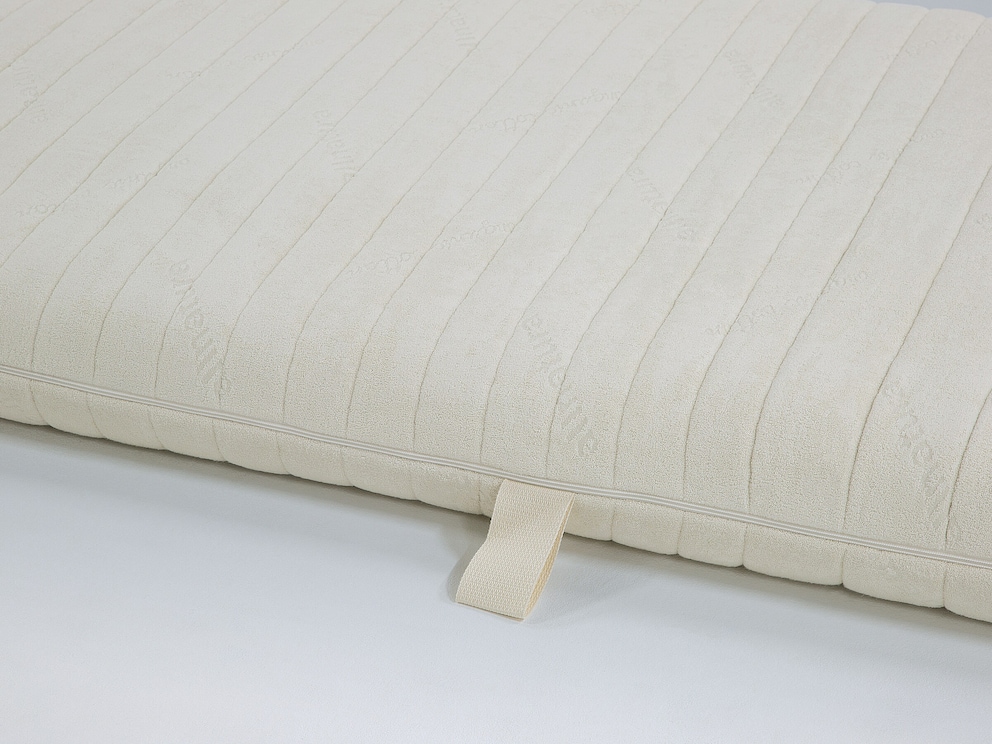 Les housses de matelas sont munies de 4 boucles de retournement pour faciliter l'entretien du matelas