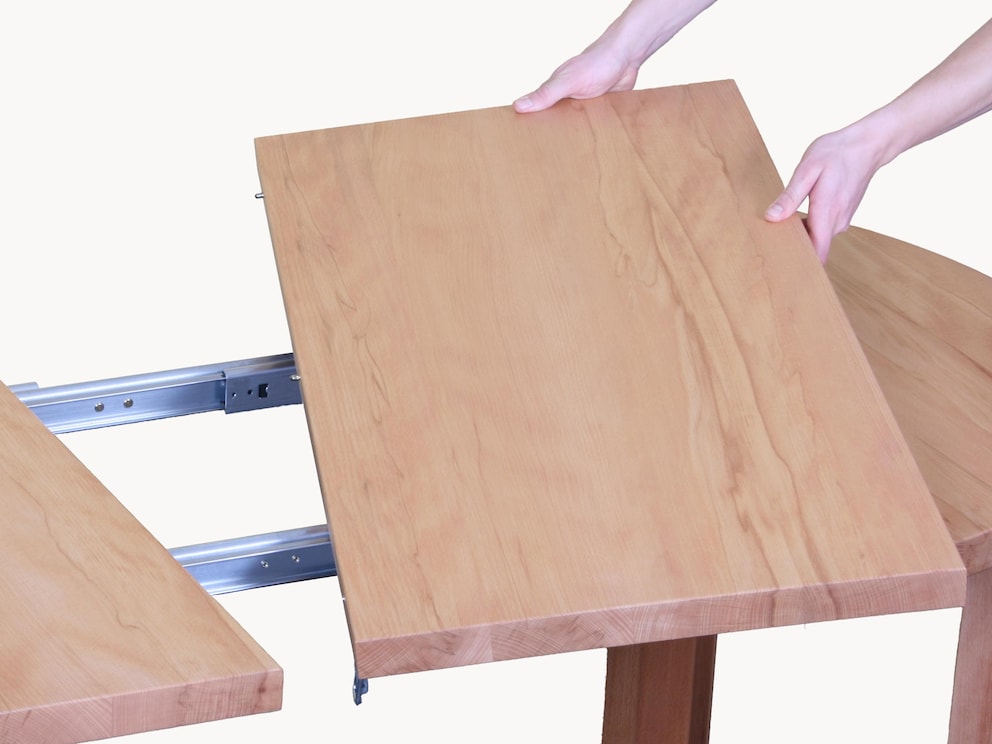 Het inlegpaneel voor Rondo tafel met verlengstuk creëert voldoende ruimte en kan gemakkelijk worden bevestigd