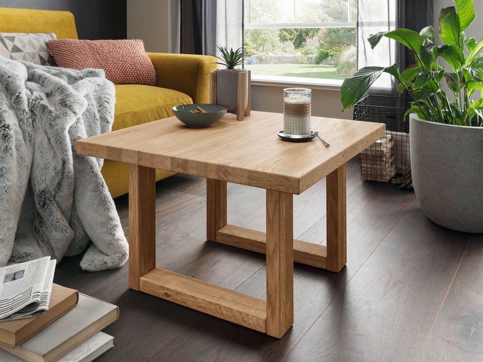 Salontafel Sorano in fijn wild eikenhout met een statig tafelblad en opvallende houten lopers