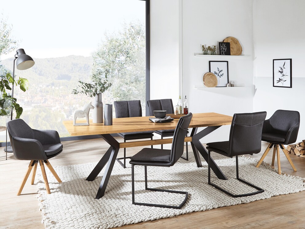 Ensuma tafel met zwart stalen frame in combinatie met beuken kernhout - (afgebeelde metalen stoelen niet beschikbaar)