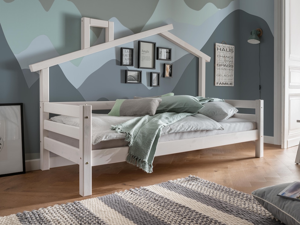 In wit zorgt het mooie kinderbed voor frisheid en helderheid