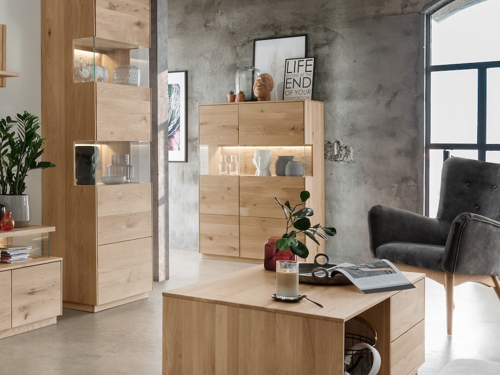 Rechts hinten sehen Sie Variante 04 des eleganten Highboards mit Beleuchtung