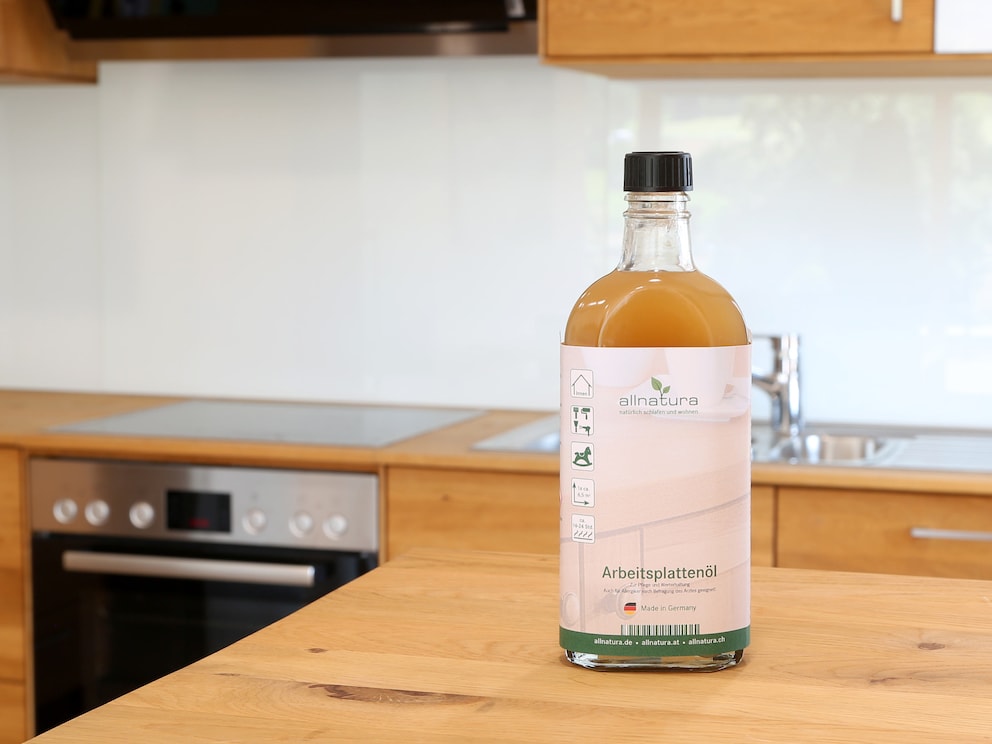 De werkbladolie dringt diep door in het houtoppervlak en biedt een betrouwbare bescherming