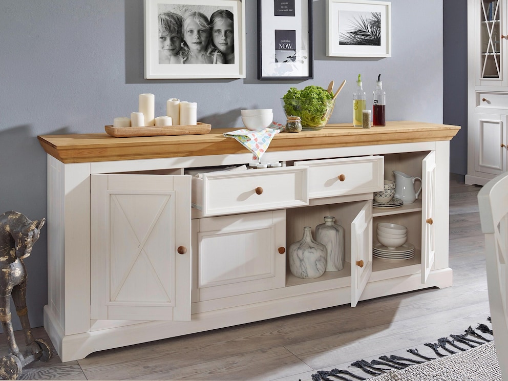 la variante 02 du sideboard offre un espace de rangement particulièrement important dans les compartiments d'armoire et les tiroirs