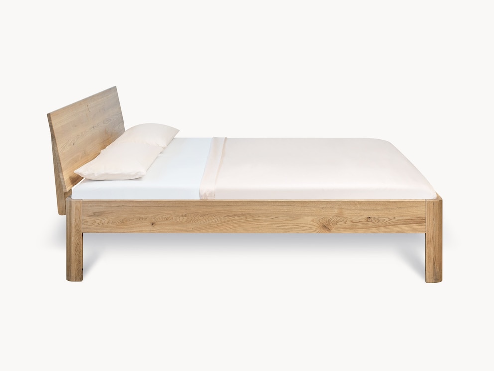 Massief houten bed Svariata in wild eiken zijaanzicht