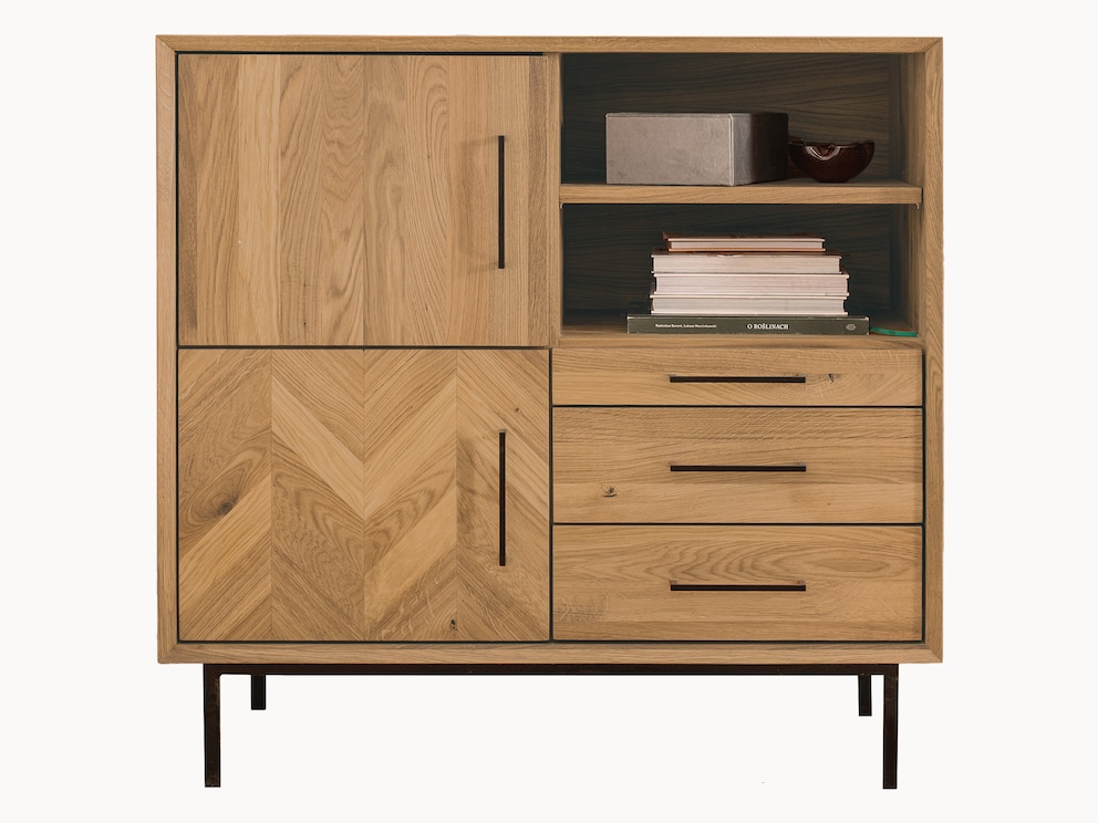 Commode Parquetta maakt indruk met zijn decoratieve fronten in visgraatmotief - hier variant 06 in wild eiken