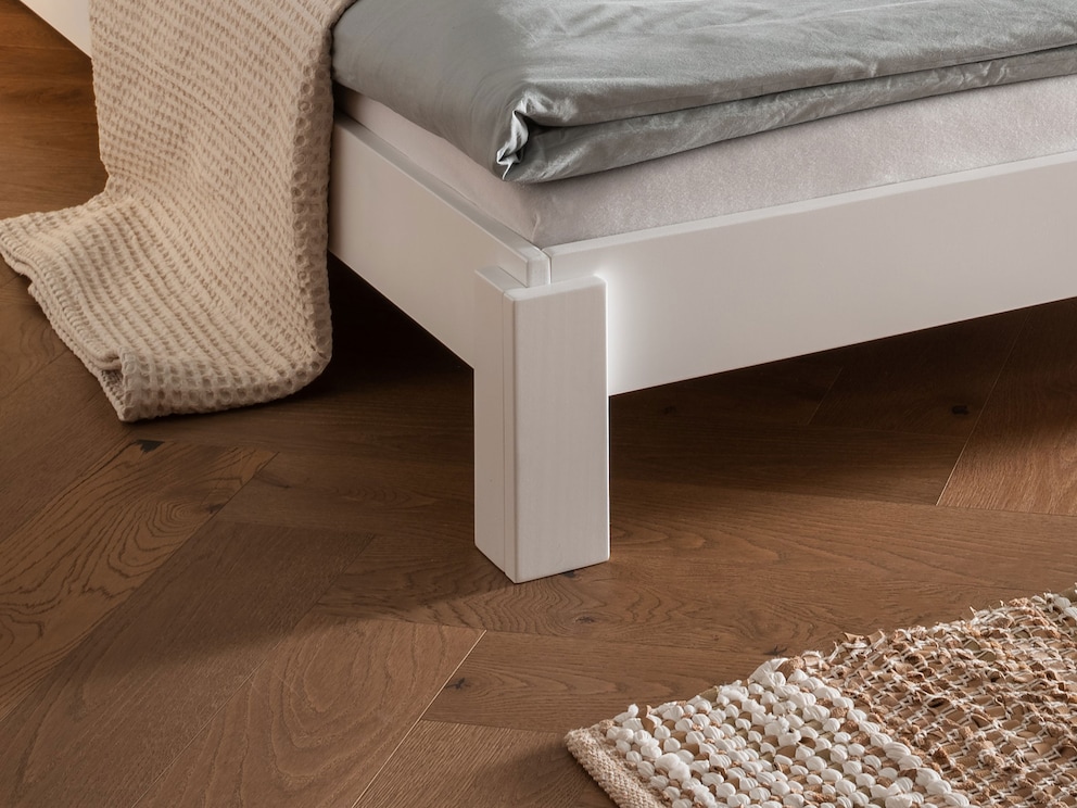Stapelbaar massief houten bed met moderne, rechtlijnige bedpoten - hier met een wit oppervlak