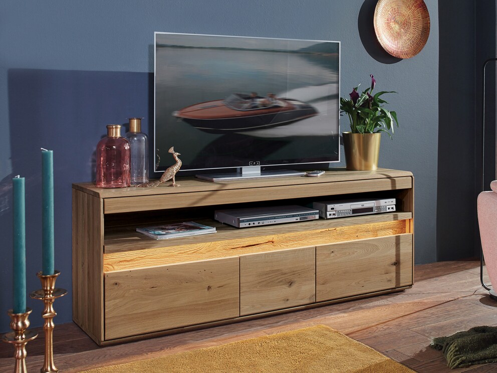 Modern, verlicht lowboard met veel ruimte voor je tv-accessoires, hier in wild eiken