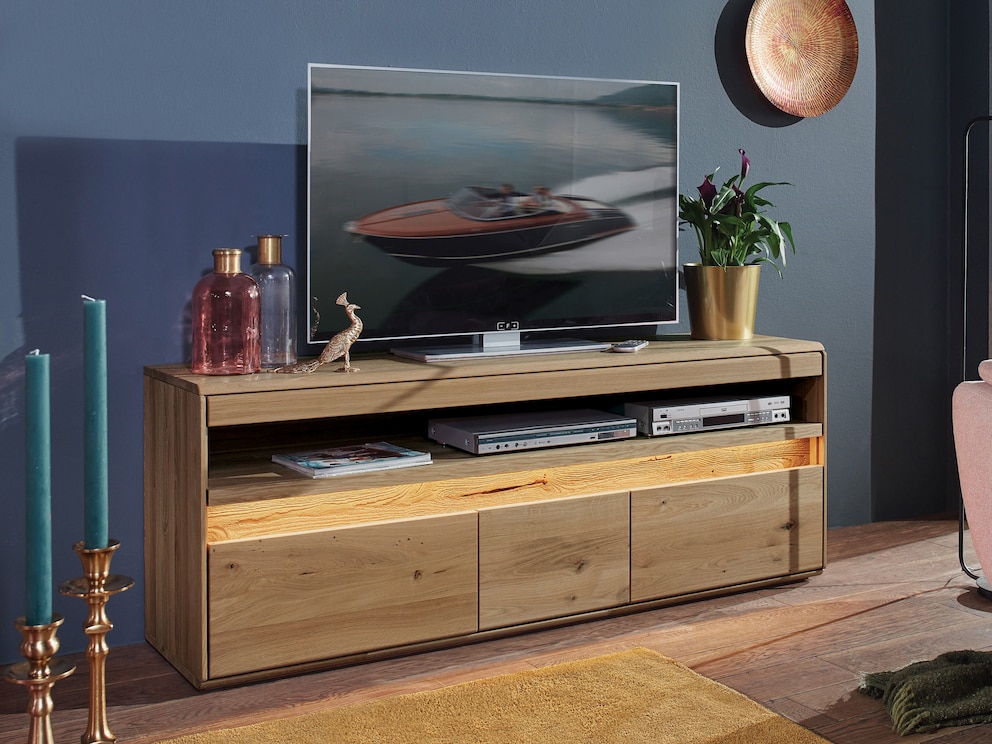 Modern, verlicht lowboard met veel ruimte voor je tv-accessoires, hier in wild eiken