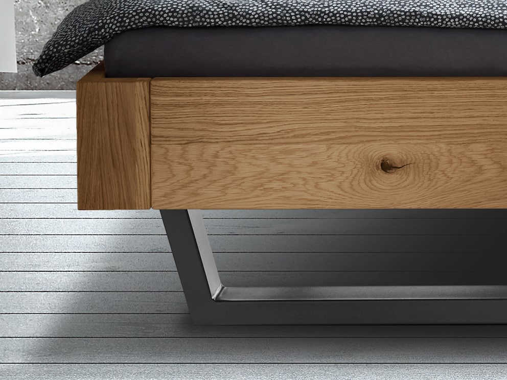 Svariata-Acero met opvallend, hoekig bedframe, gemaakt van massief wilde eik