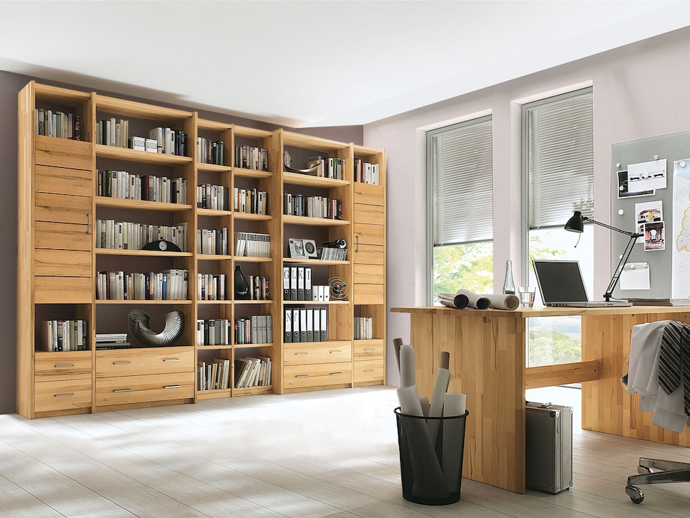 Des solutions d'étagères pratiques en cœur de hêtre élégant : paroi d'étagères Sedes, ici variante 05