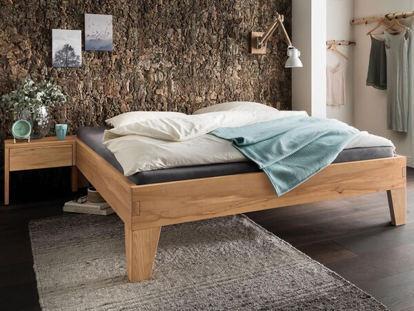 Belluno massief houten bed hier in beuken kernhout zonder hoofdbord