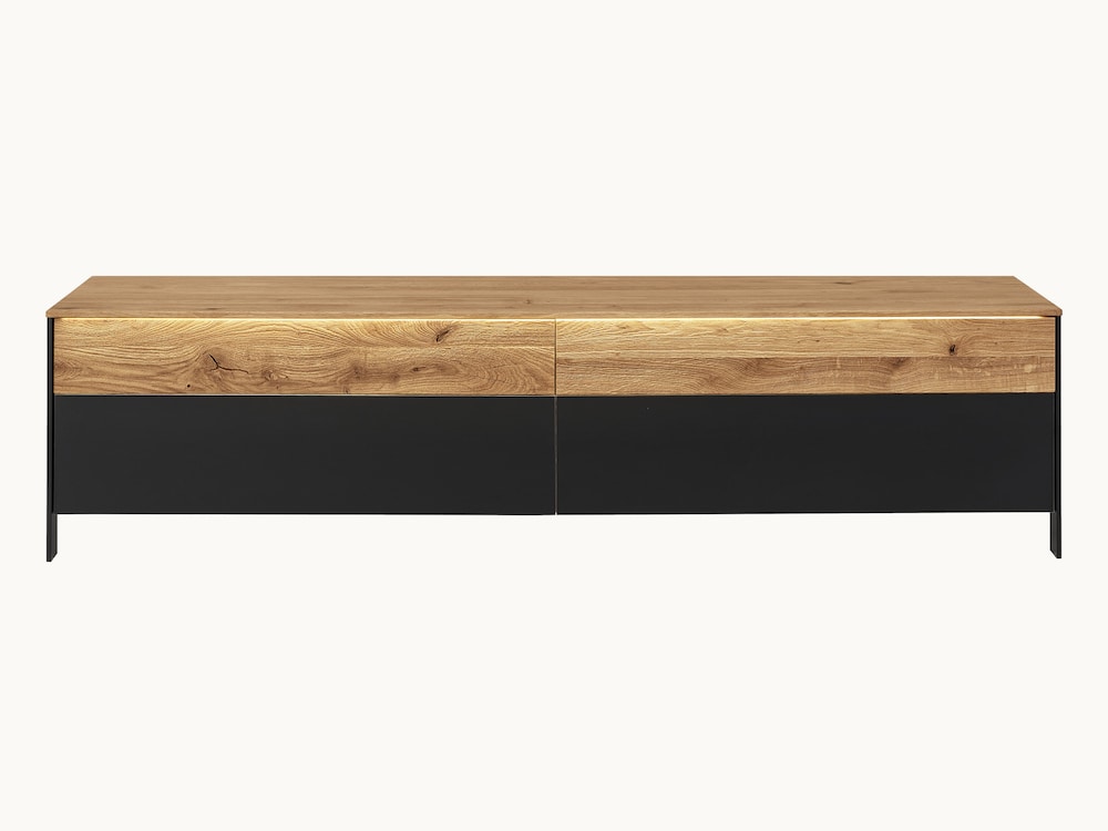 De praktische lage plank van massief wild eikenhout straalt stedelijke flair uit in je woonkamer