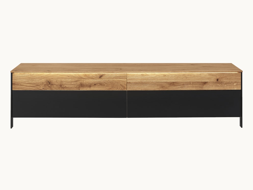 De praktische lage plank van massief wild eikenhout straalt stedelijke flair uit in je woonkamer