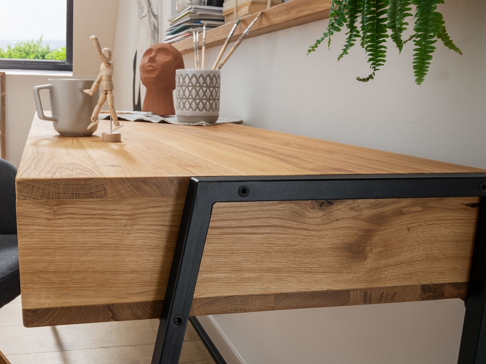 Contrastrijk industrieel ontwerp: opvallend zwart staal ondersteunt het levendige wilde eikenhout