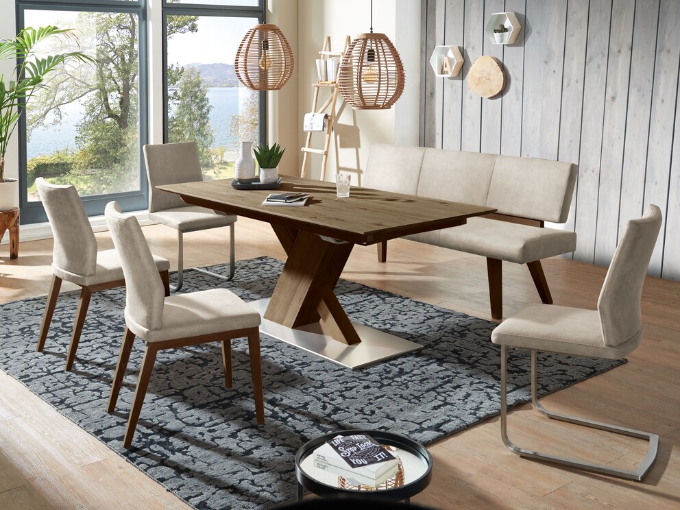 Het x-vormige kolomframe - hier in elegant notenhout - biedt een bijzonder grote beenruimte.