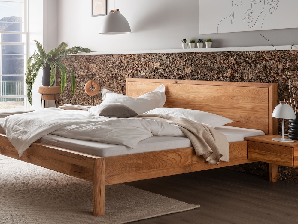 Lit « Capania » ici tout à fait classique avec tête de lit en bois et variante de pied basse