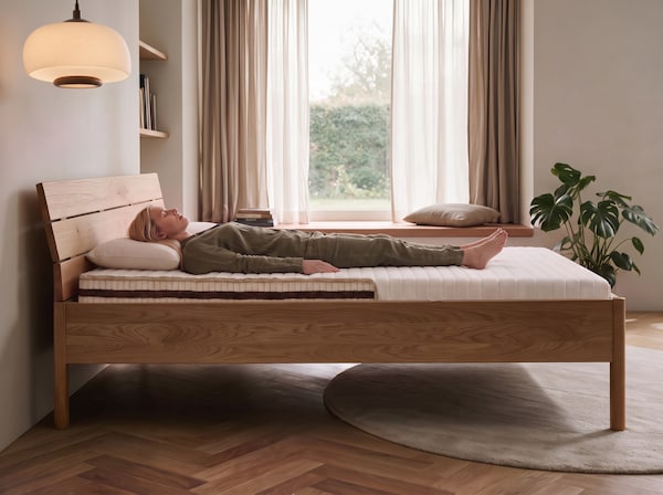 Elastische middelharde matras met lagen met 5-zone-lichaamsondersteuning