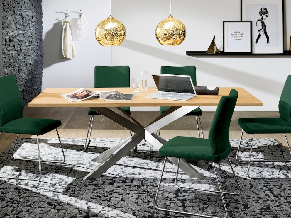 Table « Aurana » avec structure en acier inoxydable et plateau de table en cœur de hêtre (les chaises représentées ne sont pas disponibles)