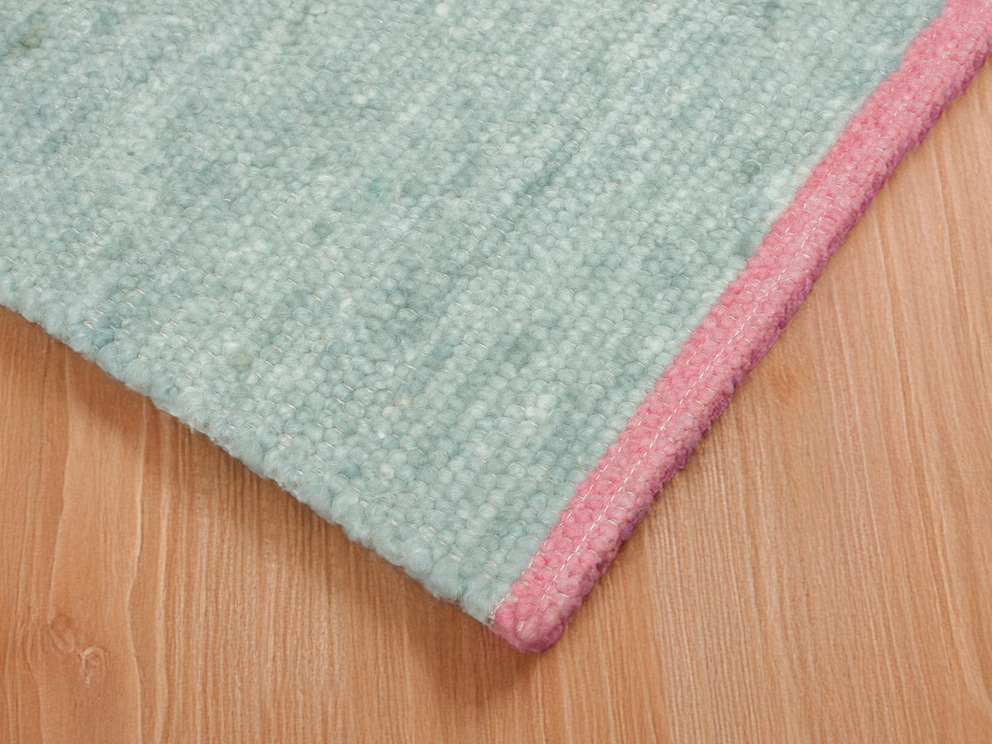 Lisière ferme, robuste et de couleur assortie pour une finition impeccable