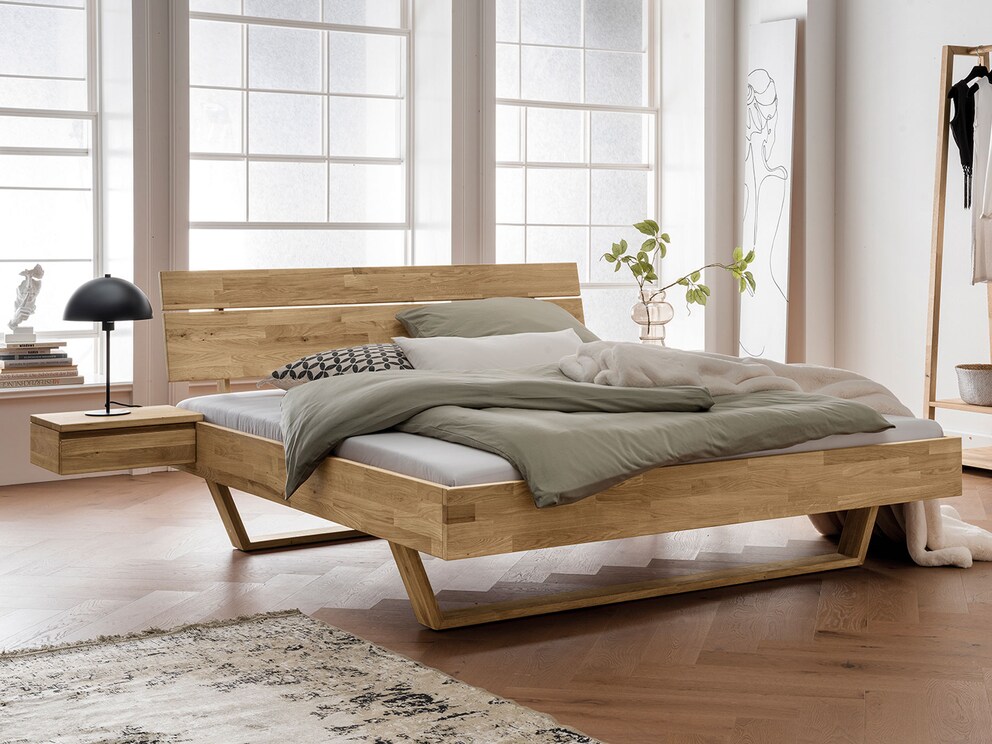 Le lit « flottant » de vos rêves est également disponible en chêne sauvage noble