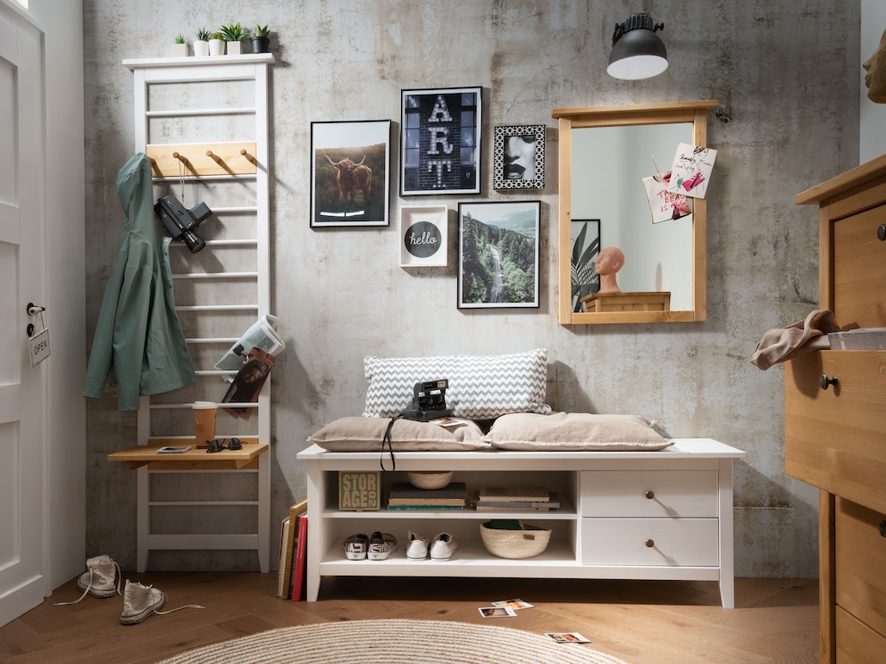 Perfect gecombineerd: De spiegel met de kastenset en bank uit de serie Tusa