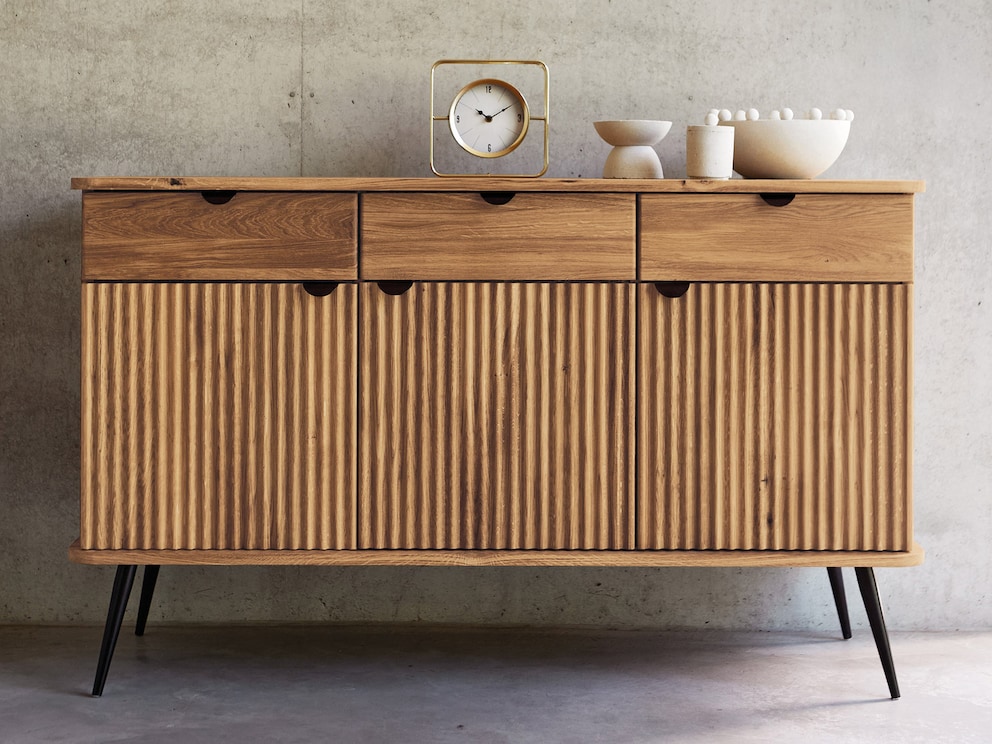 Sideboard Ondas überzeugt mit seinen Schranktüren im Wellen-Design, hier Variante 04 in Wildeiche