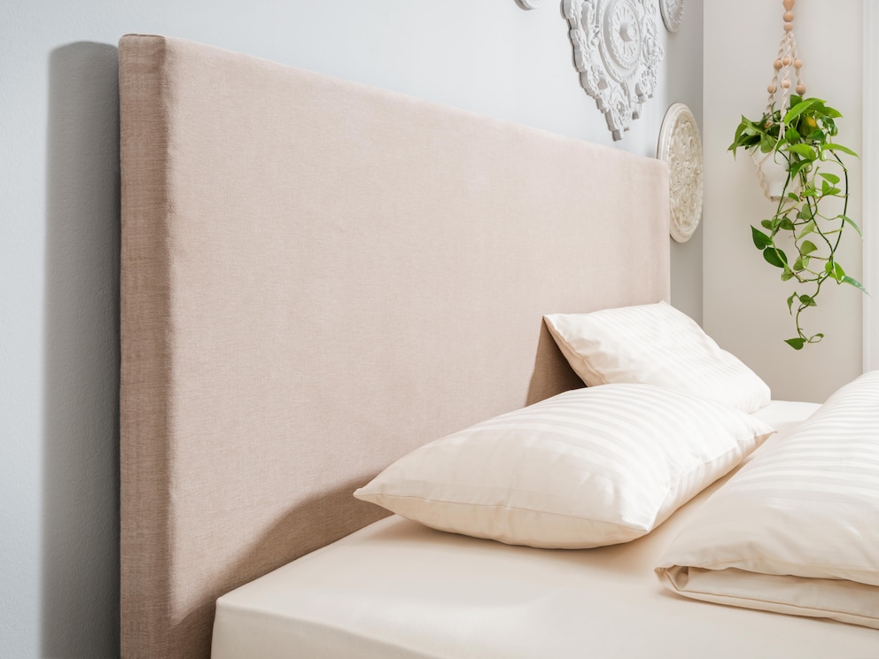 Volumineus gestoffeerd hoofdbord zonder quilting voor een elegante ingetogen look