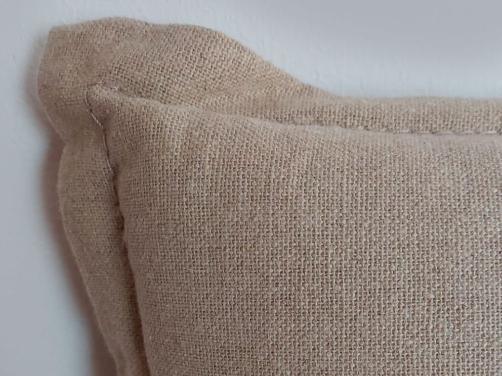 Hier de edele, naturelkleurige linnen bekleding in detail