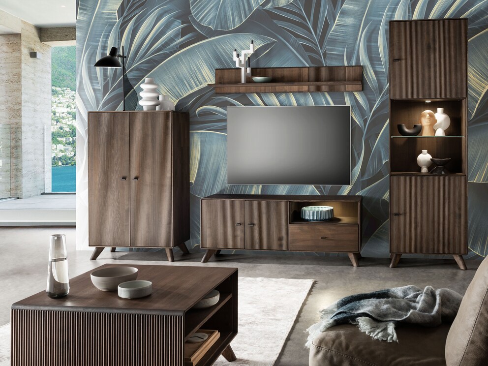 Table basse élégante en cœur de hêtre massif avec une finition tabac chaleureuse - ici dans sa version allongée