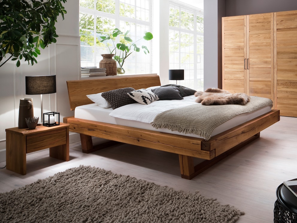 Aspect poutres marquant - ici en chêne sauvage avec la table de nuit du même nom