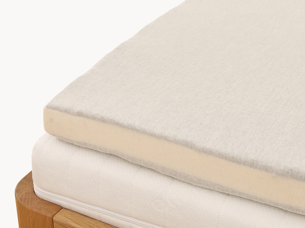 De Canapa hennep matras topper (hier getoond met hoes) geeft je matras een nieuw leven