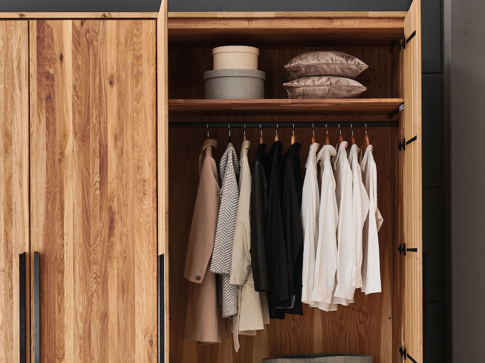 Chaque compartiment d'armoire est équipé en standard d'une étagère et d'une tringle à vêtements