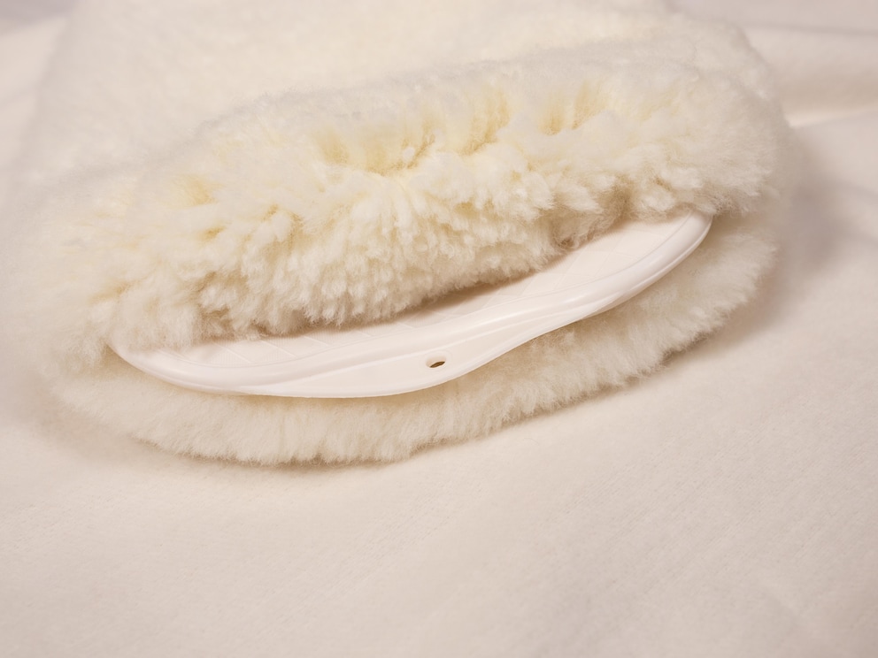 La peau d'agneau moelleuse enveloppe parfaitement la bouillotte testée par le TÜV