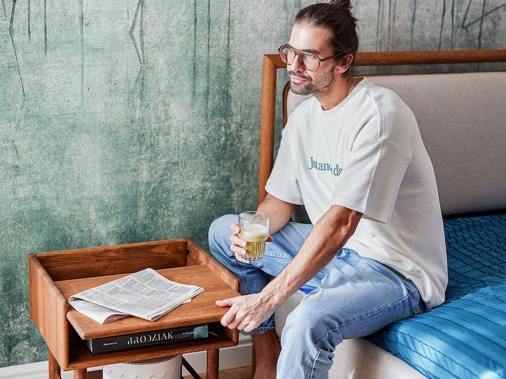 Variante 01 mit herausziehbarer Ablage – praktisch als kleines Tablett im Bett