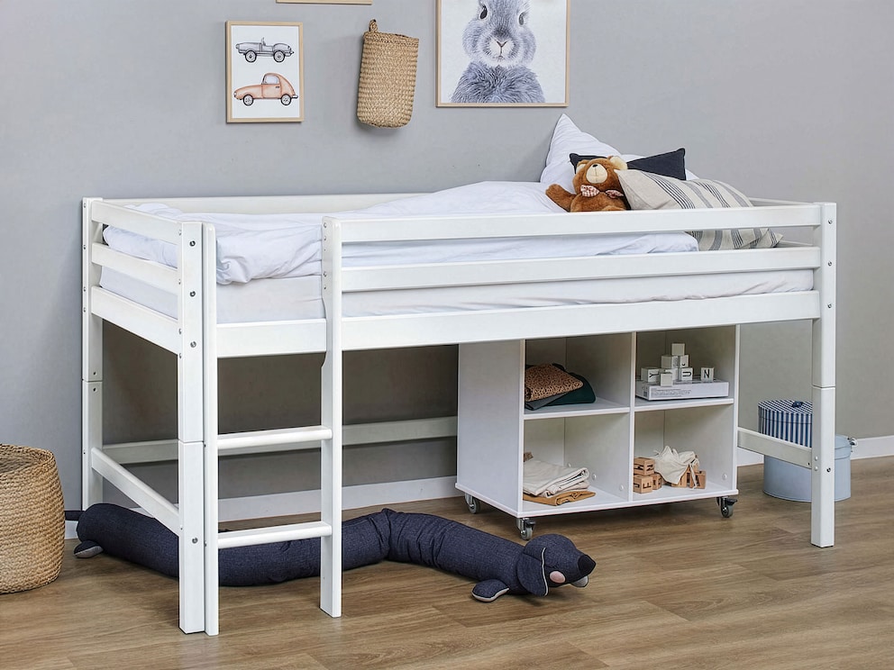 Der Platz unter dem Bett kann optimal für Bücher oder Spielzeug verwendet werden, hier in Weiß