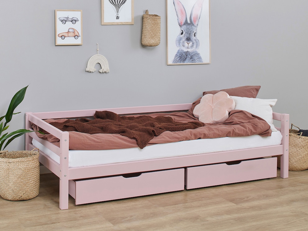 Das Bett kann auch zum klassischen Kinderbett umgebaut werden, hier in Rosa mit optionalen Schubkästen